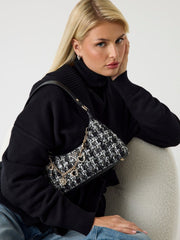 Sac épaule GUESS Everlee Tweed porté
