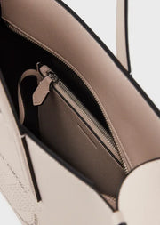 Emporio Armani Sac cabas finition liégée avec bijou de sac et grand logo perforé