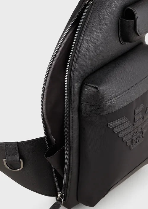 Emporio Armani Sac à dos à bretelle unique en cuir régénéré imprimé saffiano
