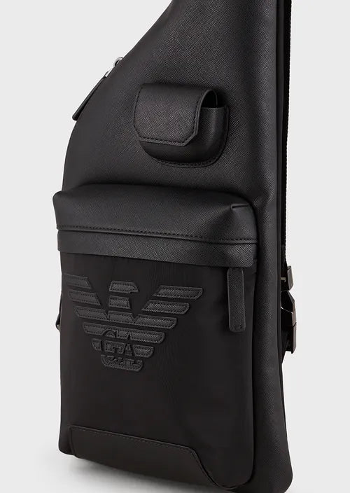 Emporio Armani Sac à dos à bretelle unique en cuir régénéré imprimé saffiano