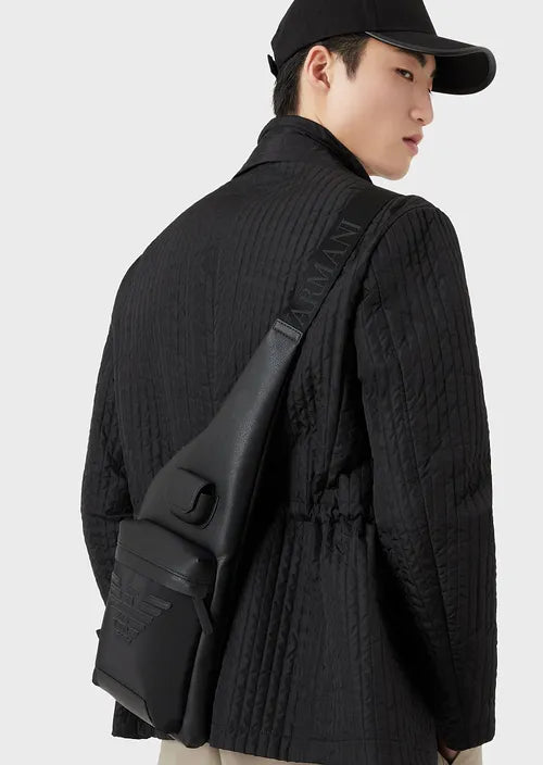 Emporio Armani Sac à dos à bretelle unique en cuir régénéré imprimé saffiano